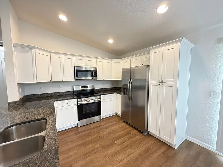 85 Maple Dr — Photo 6
