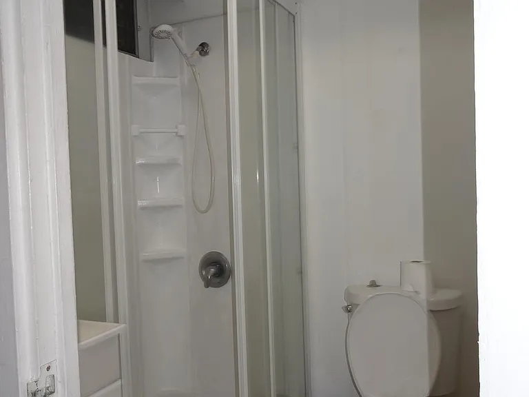 Waikiki Whale Watcher Apartments — Photo 47