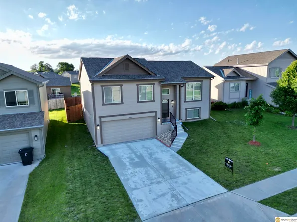 9152 Hanover St, Omaha, NE 68122