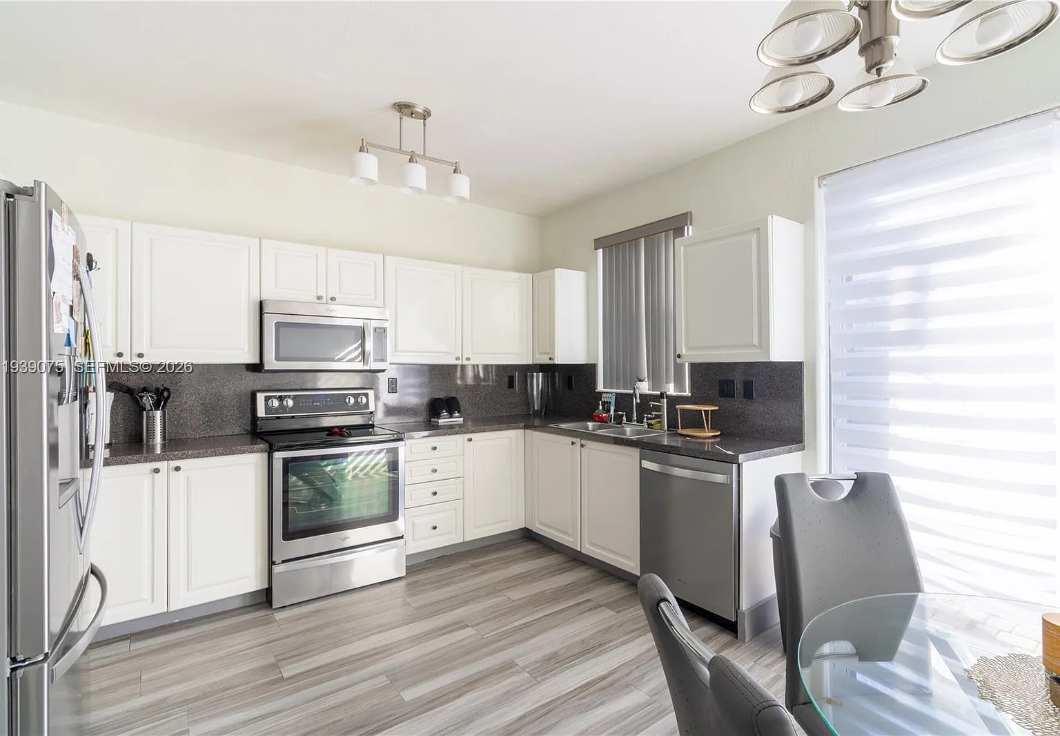 3 bed, 1500 sqft, $3,100 — Photo 2