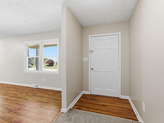 4th image of 105 Robin Rd