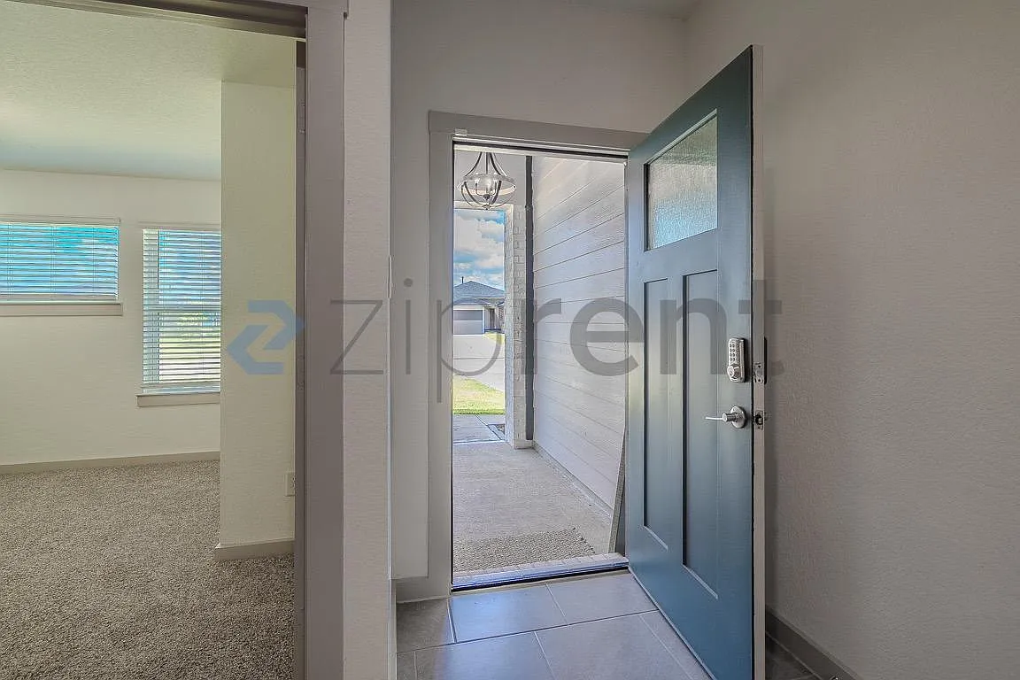 4 bed, 2042 sqft, $2,750 — Photo 4