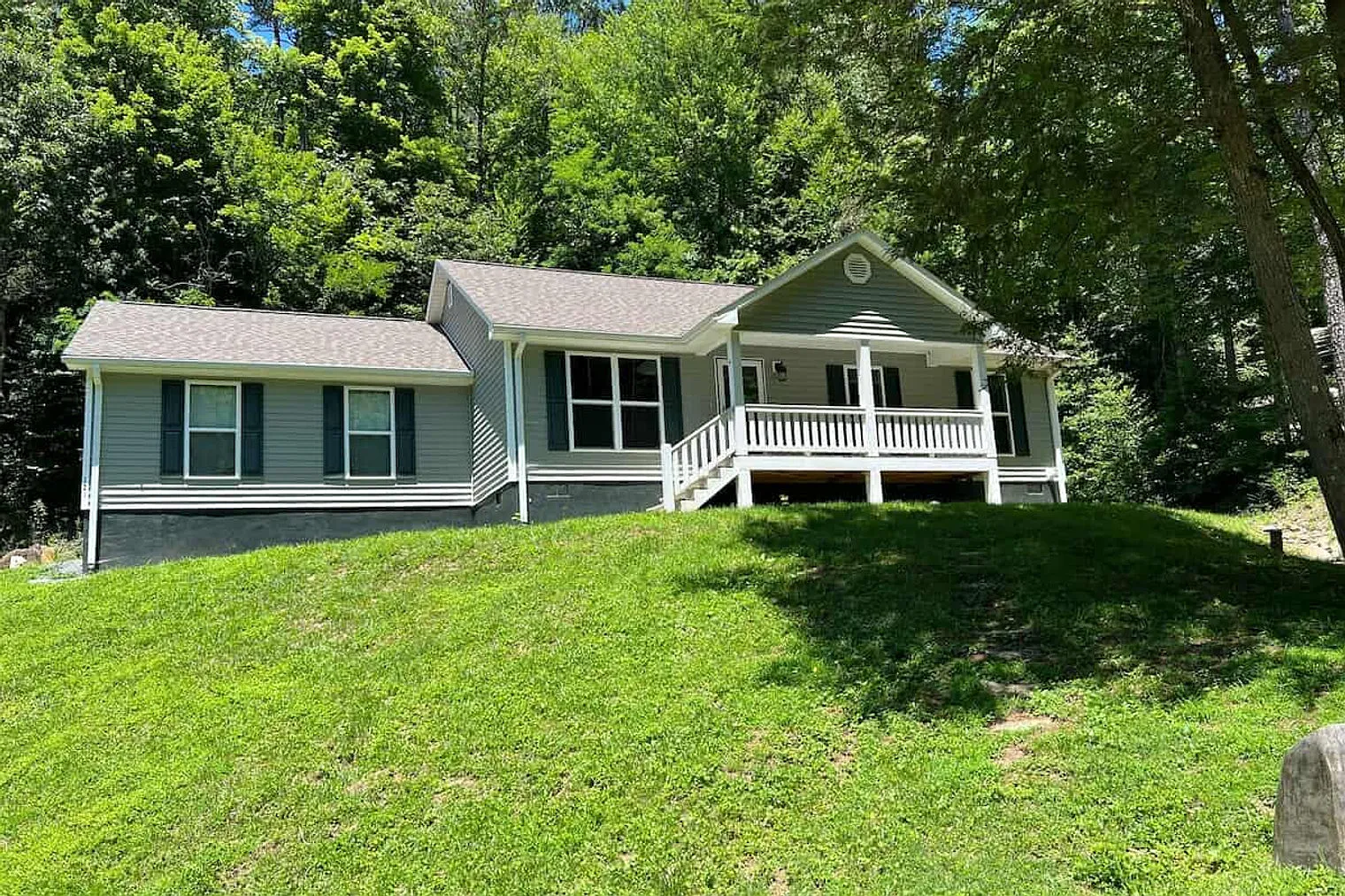 3 bed, 2.0 bath, 2195 sqft, $3,397 — Photo 4