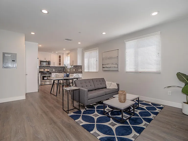2631 S La Salle Ave — Photo 27