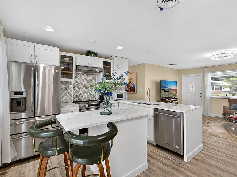 140 W 31st Ct — Photo 10