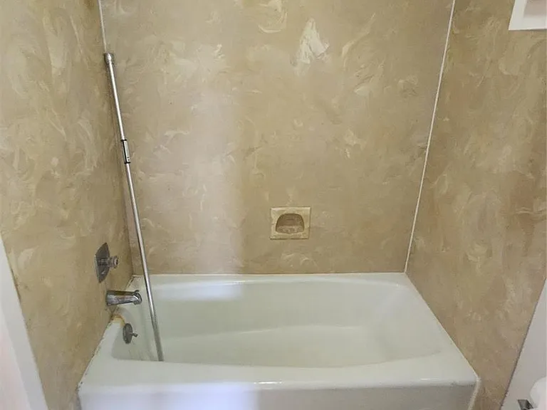2127 Manor Green Dr — Photo 29