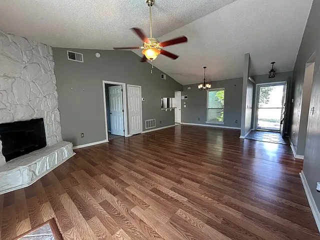 3 bed, 1244 sqft, $1,700 — Photo 3