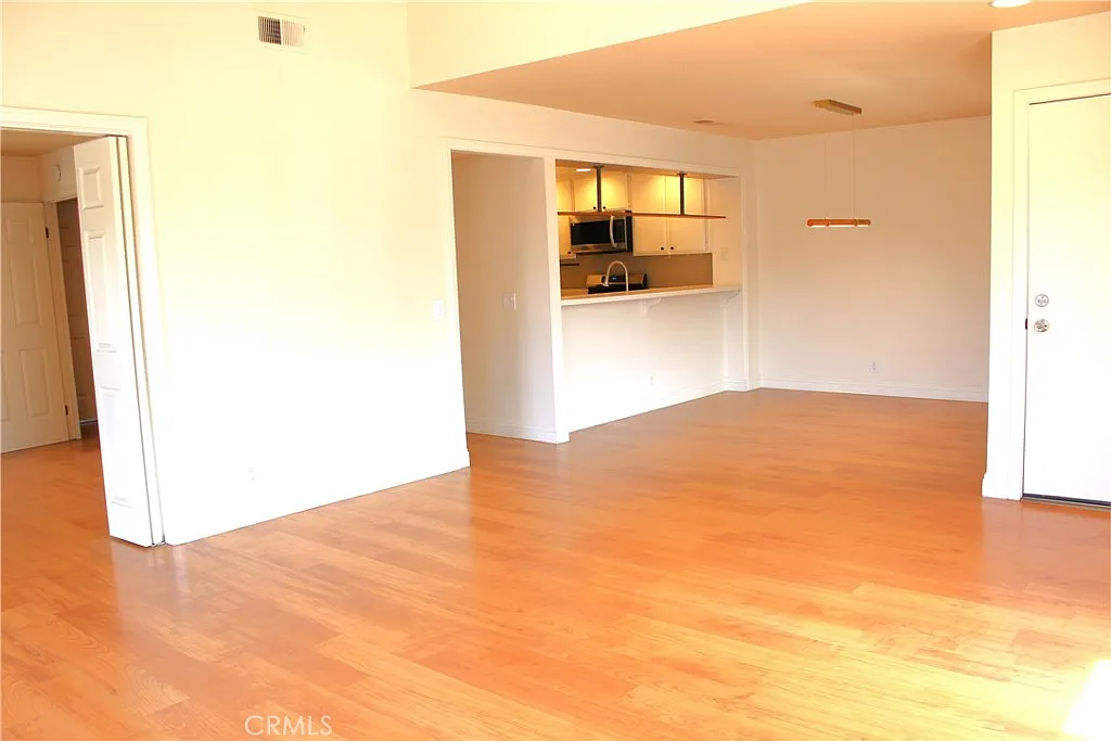 2 bed, 1022 sqft, $3,300 — Photo 4
