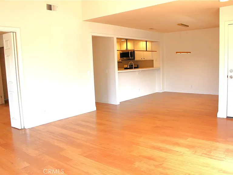 111 Greenfield — Photo 4