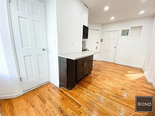 Rented by Bond New York | media 9