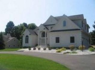 89 Robinwood Dr, Clifton Park, NY 12065