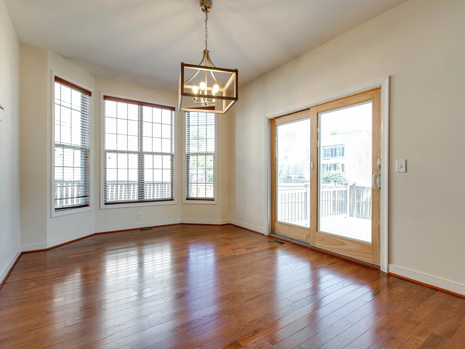 4 bed, 2412 sqft, $3,795 — Photo 4