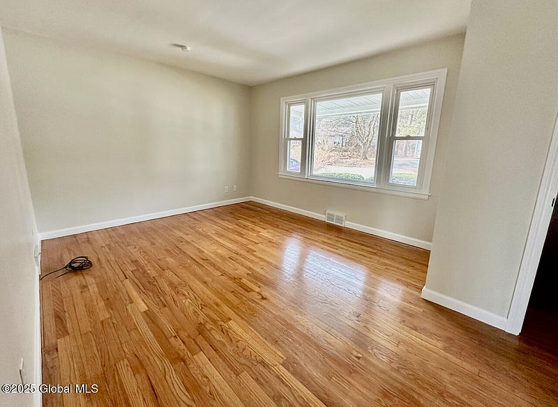 3rd image of 6 Hillandale Drive