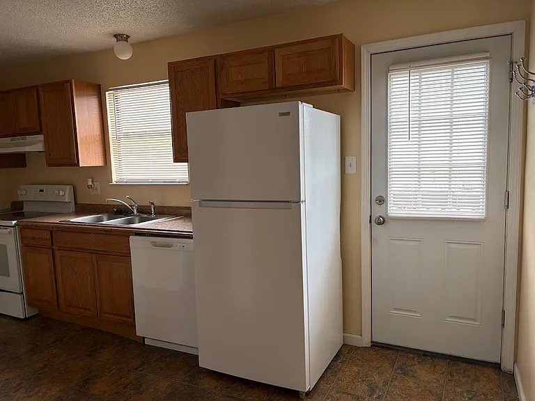 2116 Lightning Dr — Photo 4