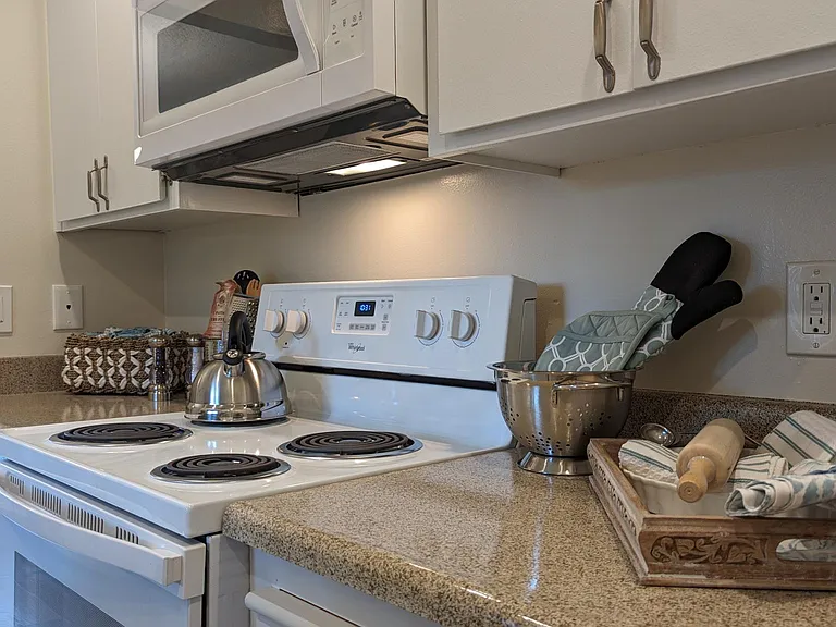 Live Oak Apartments — Photo 37