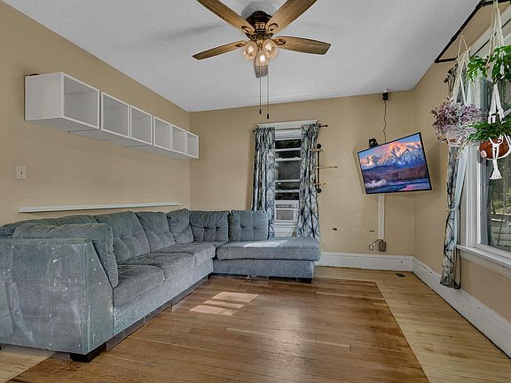 3rd image of 624 7th Ave N