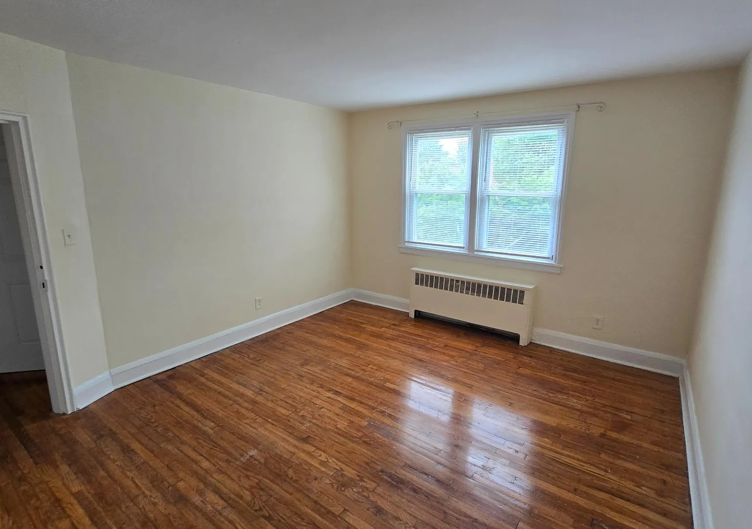 6148 Parkway Dr - B — Photo 3