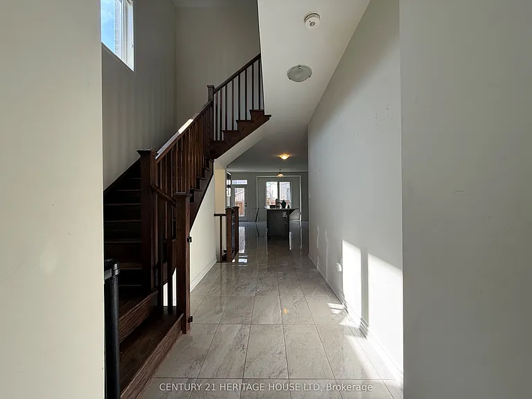 18 Dolucci Cres E — Photo 5