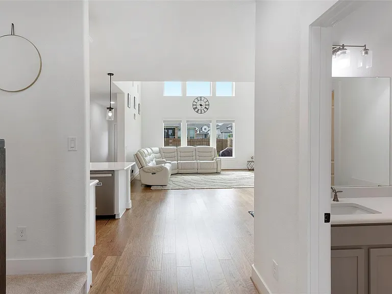 300 Hollister Dr — Photo 10