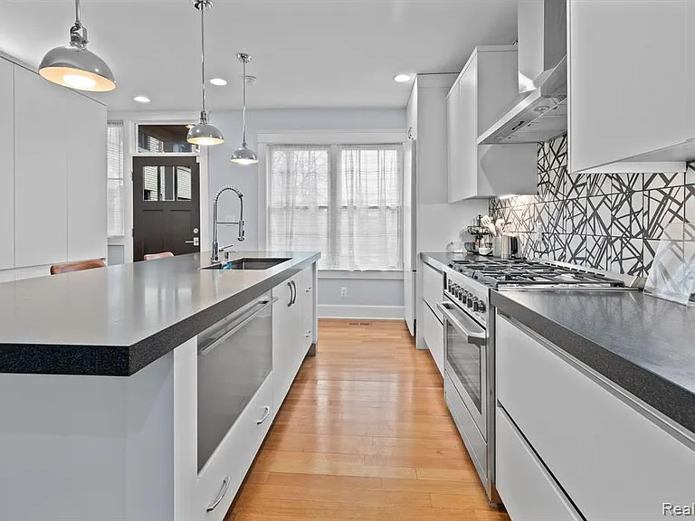 370 E Grand Blvd — Photo 8