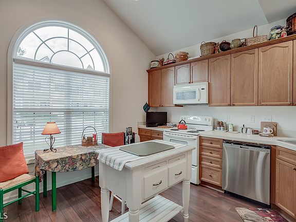 5th image of 2392 Suwanee Pointe Dr