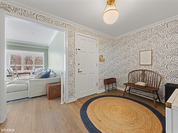 2nd image of 438 W Oakdale Ave #2