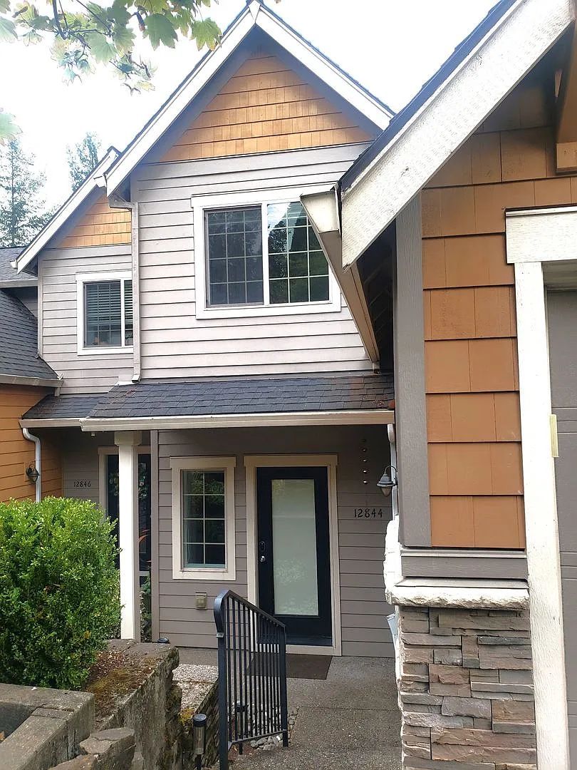 Lake Oswego Townhouse in Wooded Setting — Photo 1