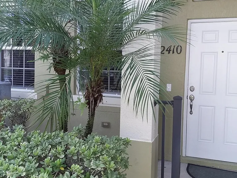 2410 SE Union Park Dr — Photo 2