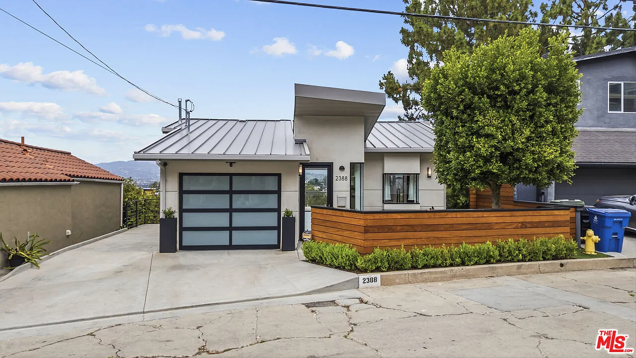 3 bed, 3.0 bath, 2020 sqft, $9,800 — Photo 1