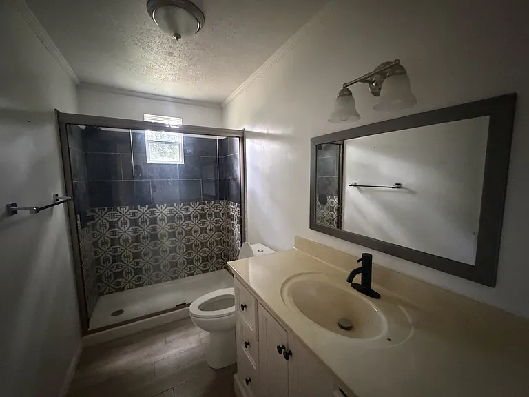 720 Searcy Ave — Photo 3