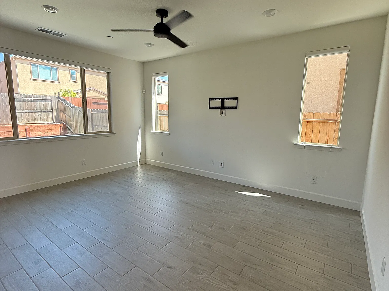 4 bed, 1945 sqft, $3,600 — Photo 3