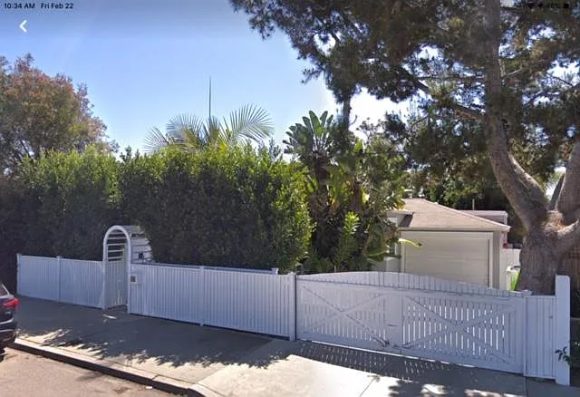 Fully enclosed and fenced in front yard.