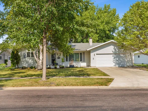225 30th Ave N, Fargo, ND 58102