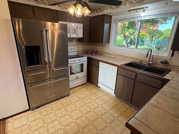 4th image of 526 Lillie Ln