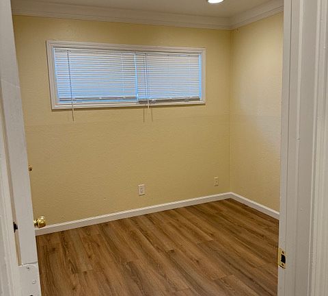 5th image of 217 Dumbarton Ave #219