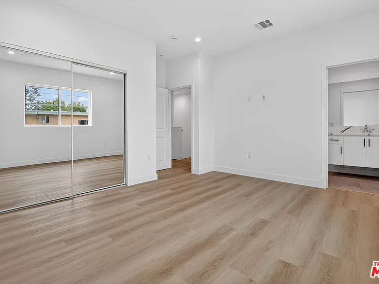 11444 Oxnard St #1/2 — Photo 40