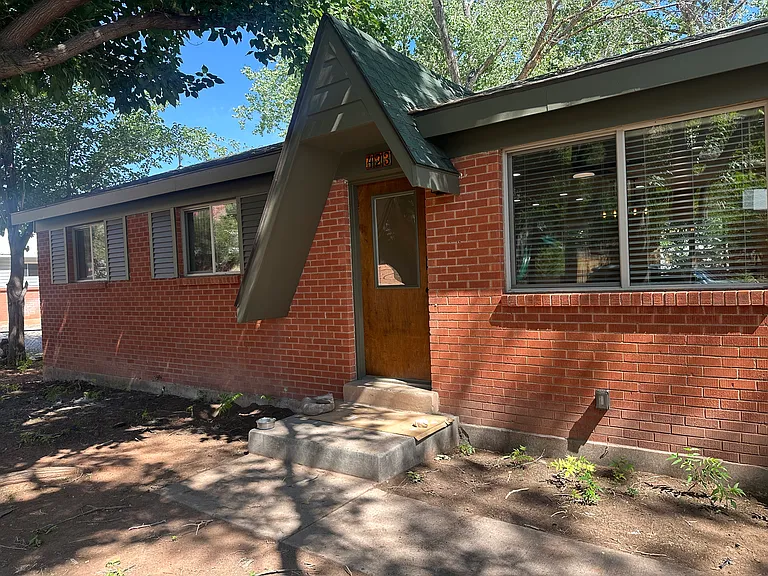 423 Huntridge Dr — Photo 2