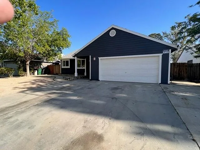 1177 E Avenue J5 — Photo 1