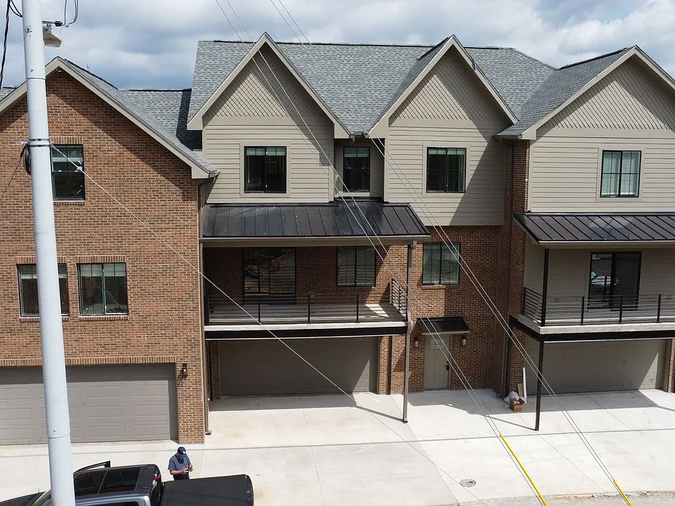 1209 Hedge Ave #3