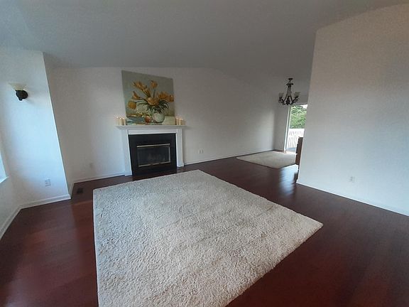Light and bright living/dining room