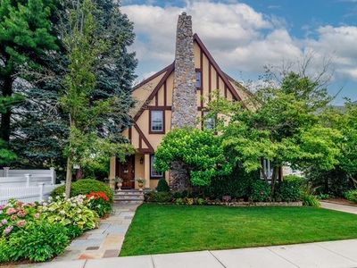 11 Loel Court, Rockville Centre, NY, 11570