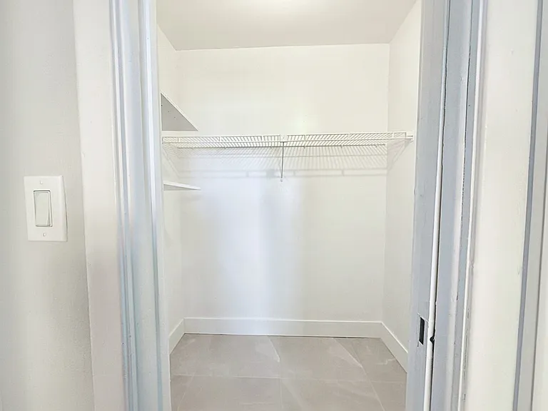 1007 W Prospect Rd — Photo 42