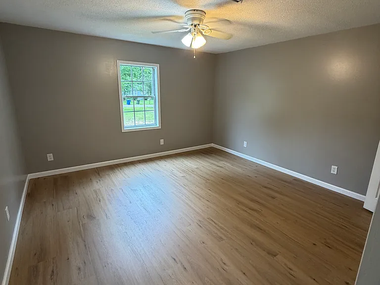 604 Strauss St — Photo 10