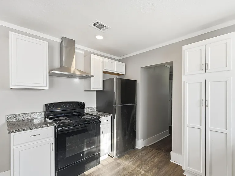 2224 Poplar St — Photo 4