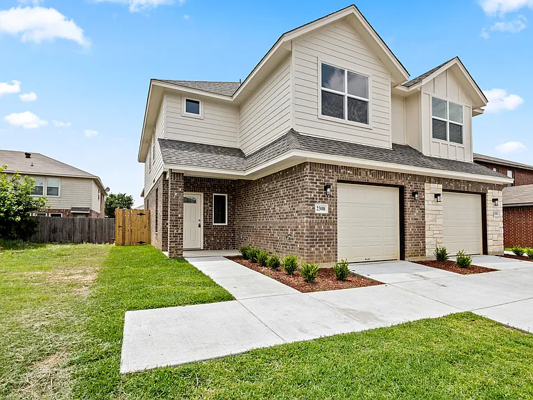 2308 Bloomfield Dr — Photo 1