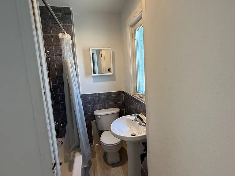 214 Earlscourt Ave — Photo 11