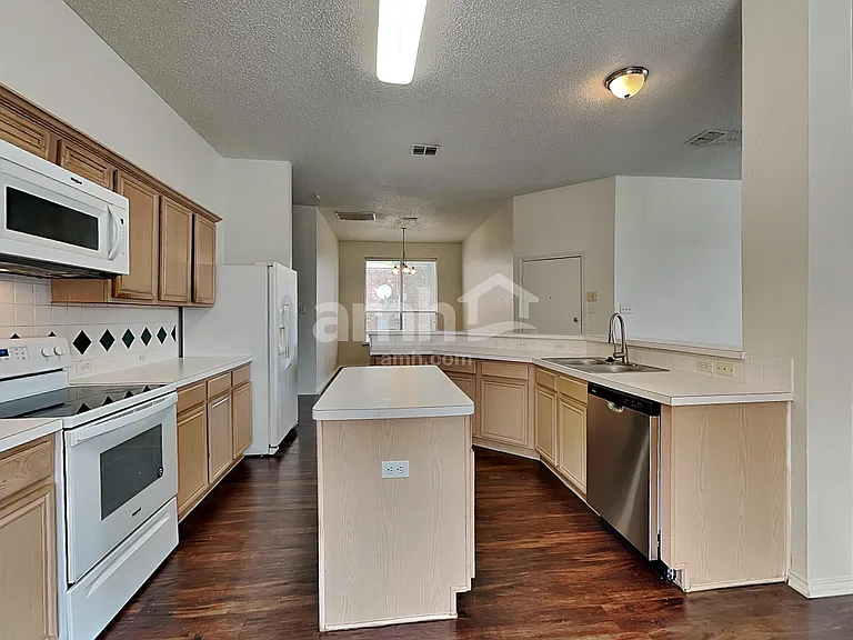300 Trailwood Dr — Photo 3