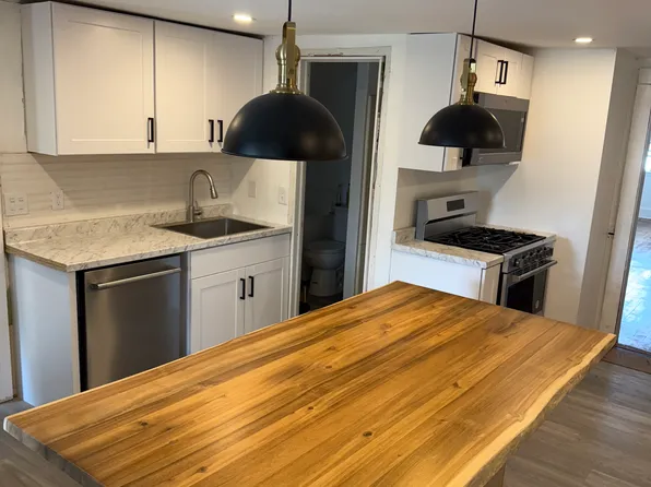 10-12 Searle Ave #12R, Easthampton, MA 01027
