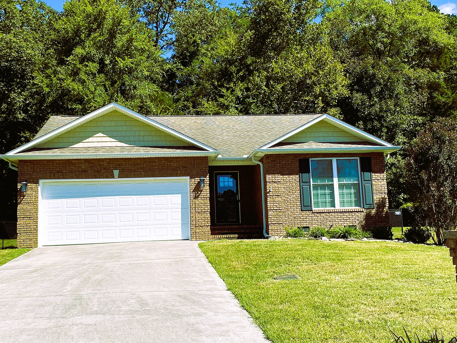 3 bed, 1334 sqft, $2,400 — Photo 1