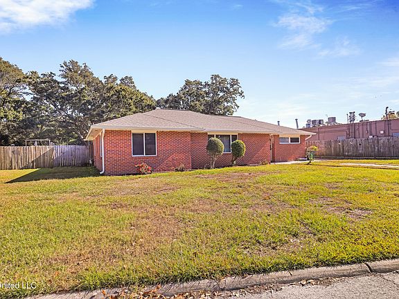 3rd image of 312 Shirley Ct